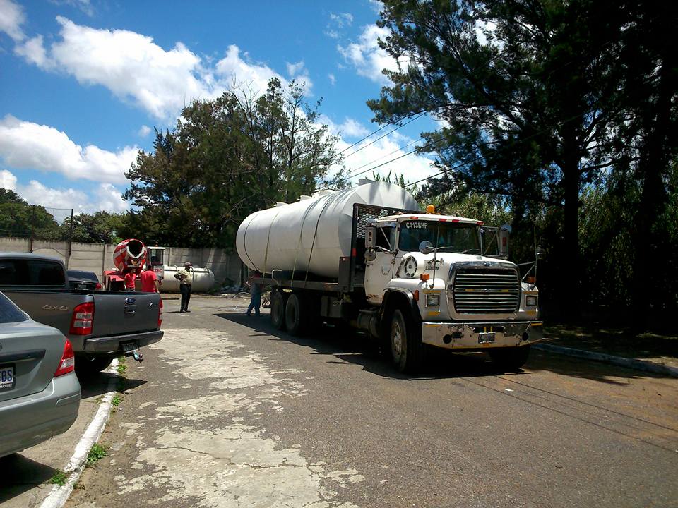 Planta de tratamiento de aguas residuales fabricada en fibra de vidrio.