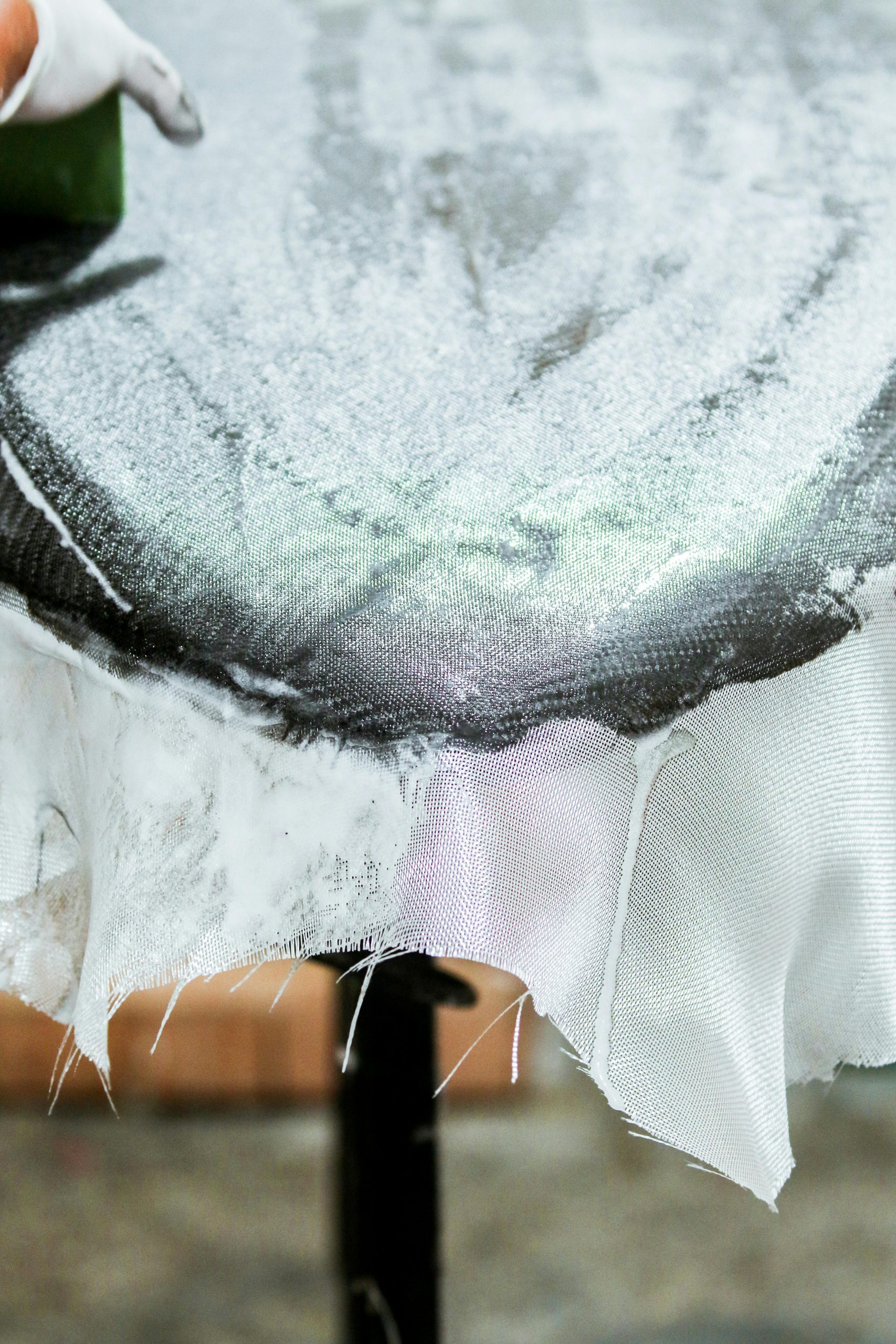 Plástoco reforzado con fibra de vidrio.