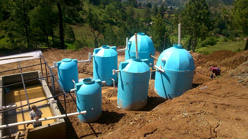 Planta de tratamiento de augas residuales construida en fibra de vidrio.