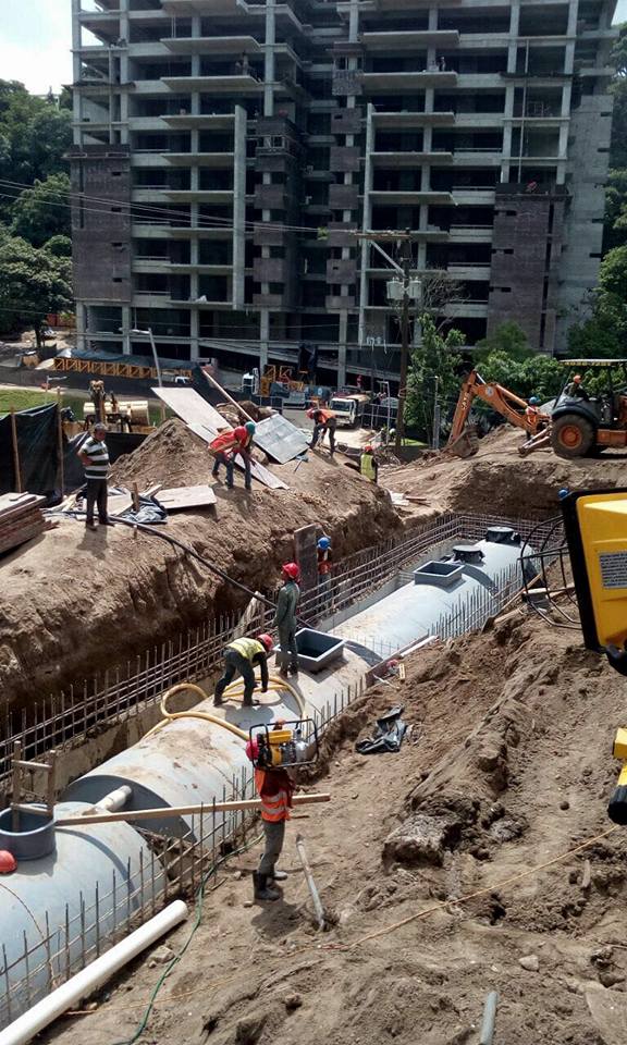 Planta de tratamiento de aguas residuales construida con fibra de vidrio.