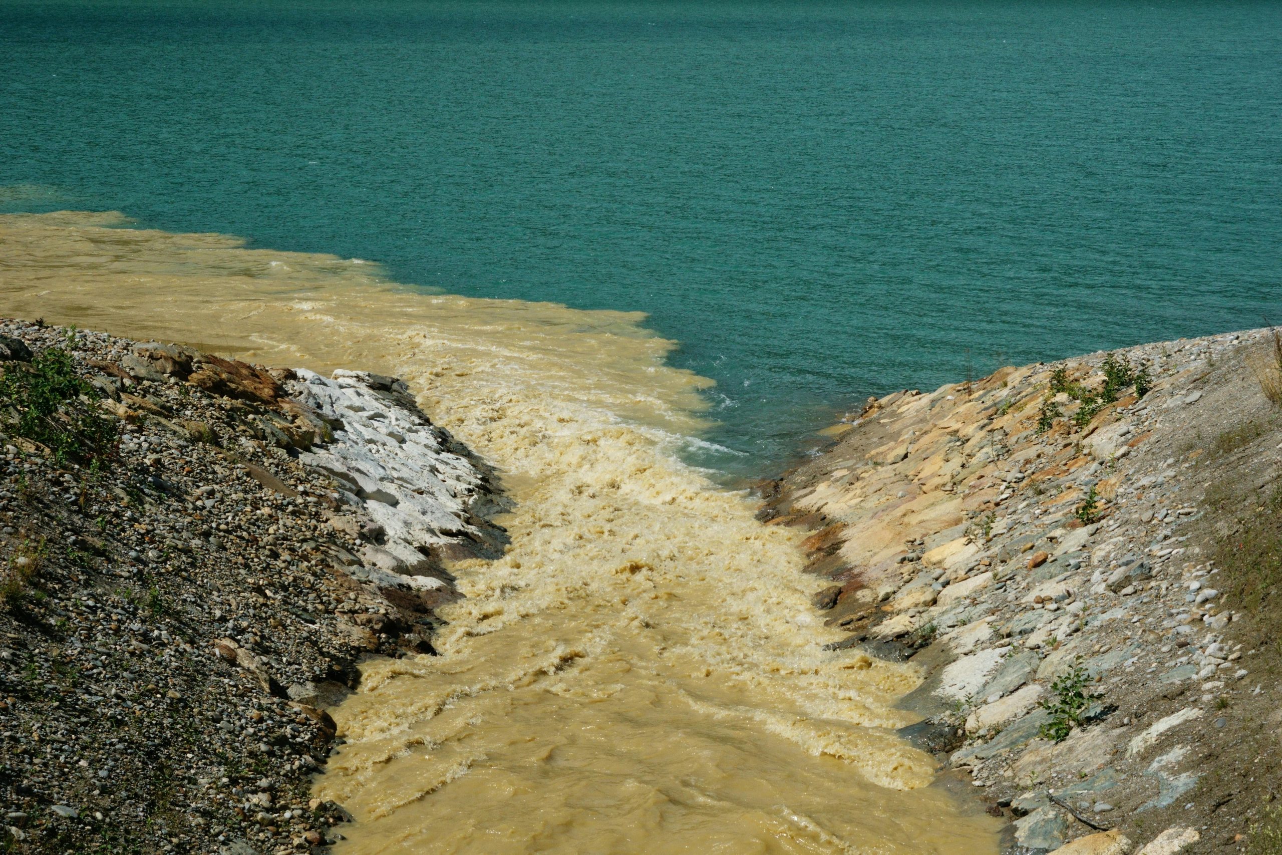 Aguas residuales, qué traen las industriales y por qué no se parecen a las domésticas (aceites y grasas, alta DBO/DQO, nutrientes, compuestos químicos y metales).