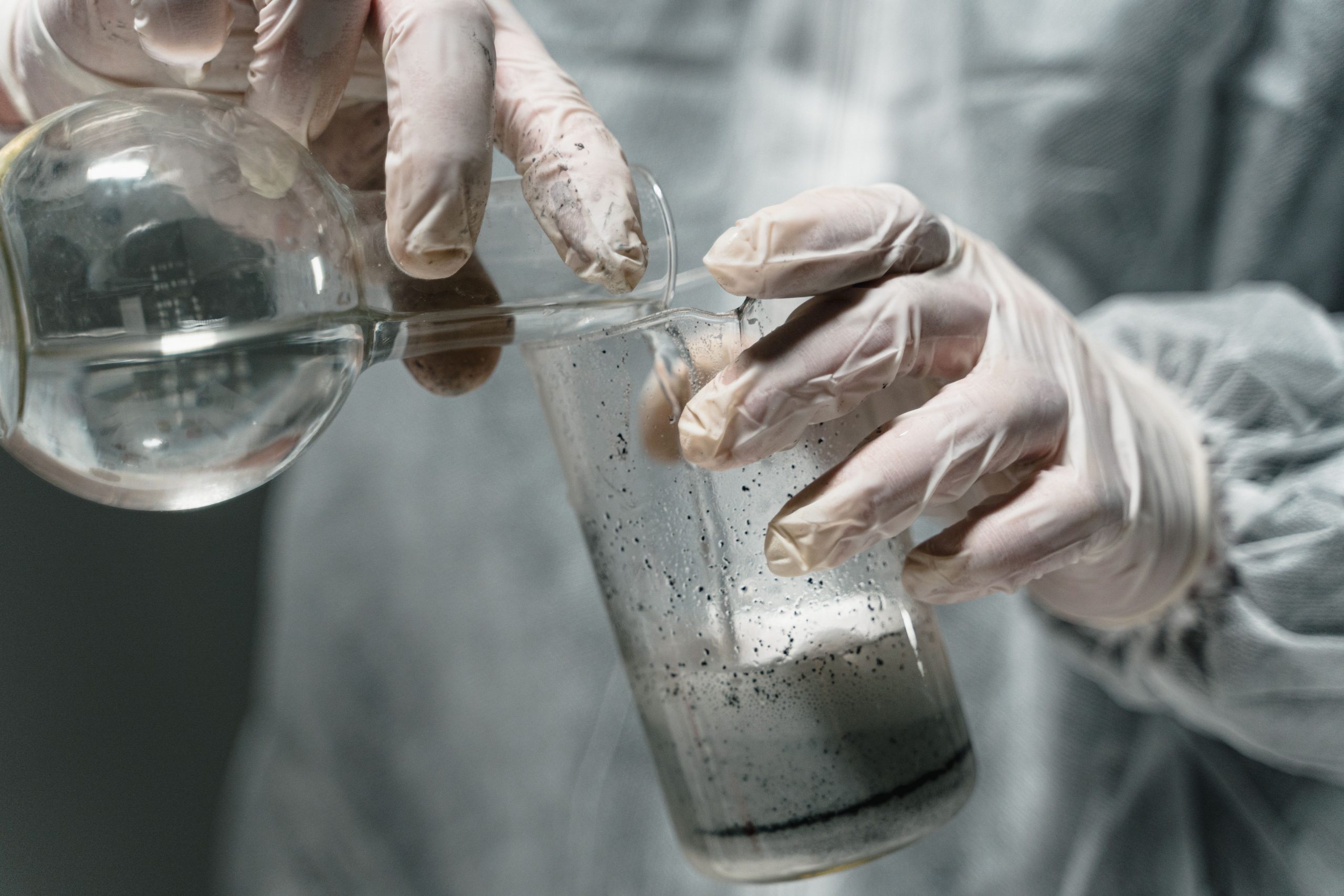 Por qué es importante tratar las aguas residuales? Porque la sedimentación primaria (clarificador primario) remueve sólidos que se asientan y parte de la carga orgánica antes del biológico, mejorando el desempeño global y reduciendo riesgos de incumplimiento por efluente turbio o procesos “estresados”.