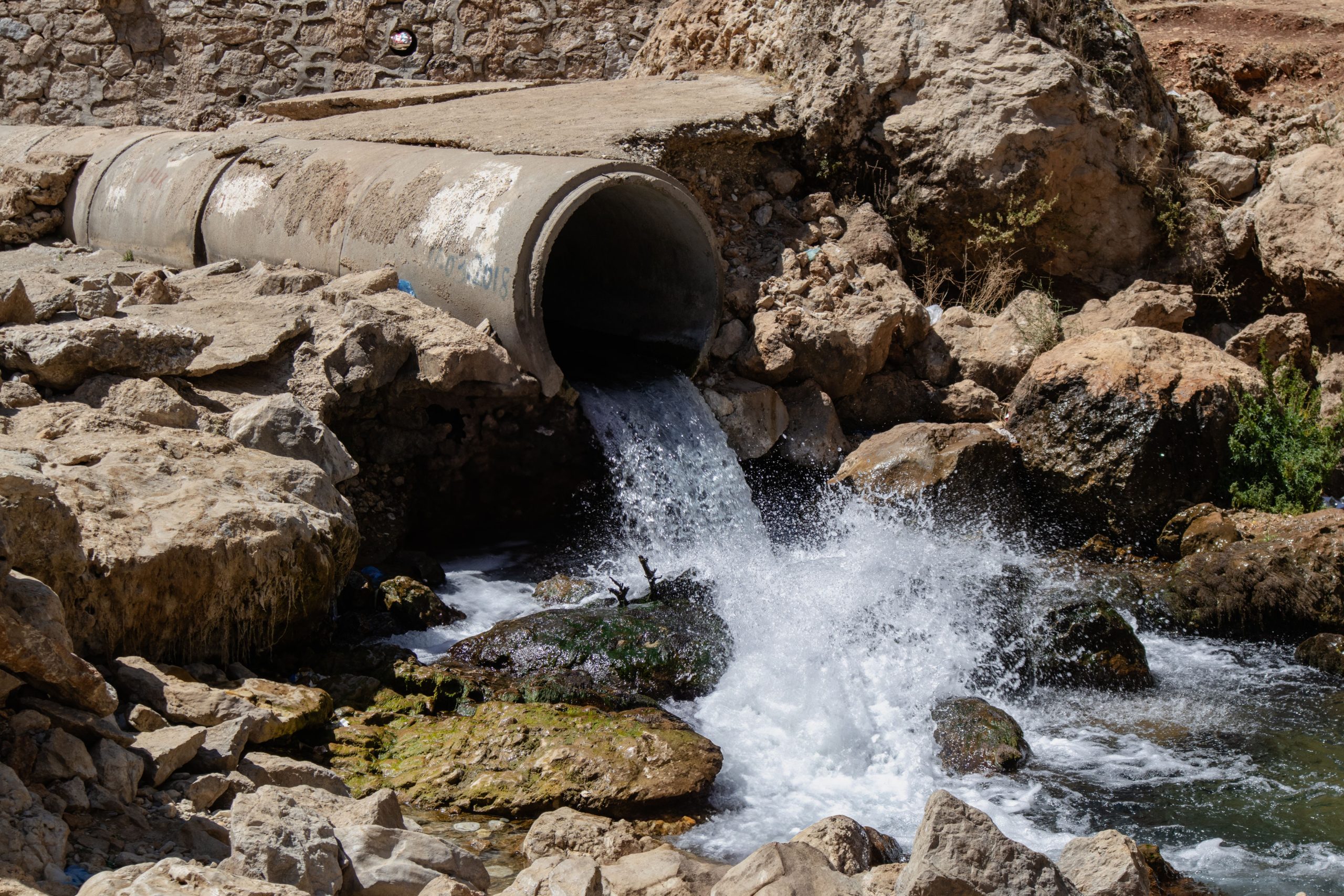 Planta de Tratamiento: meta de calidad del efluente y tipo de descarga (a río, alcantarillado o reuso) porque ahí se definen unidades extra, desinfección y costos de cumplimiento/monitoreo.