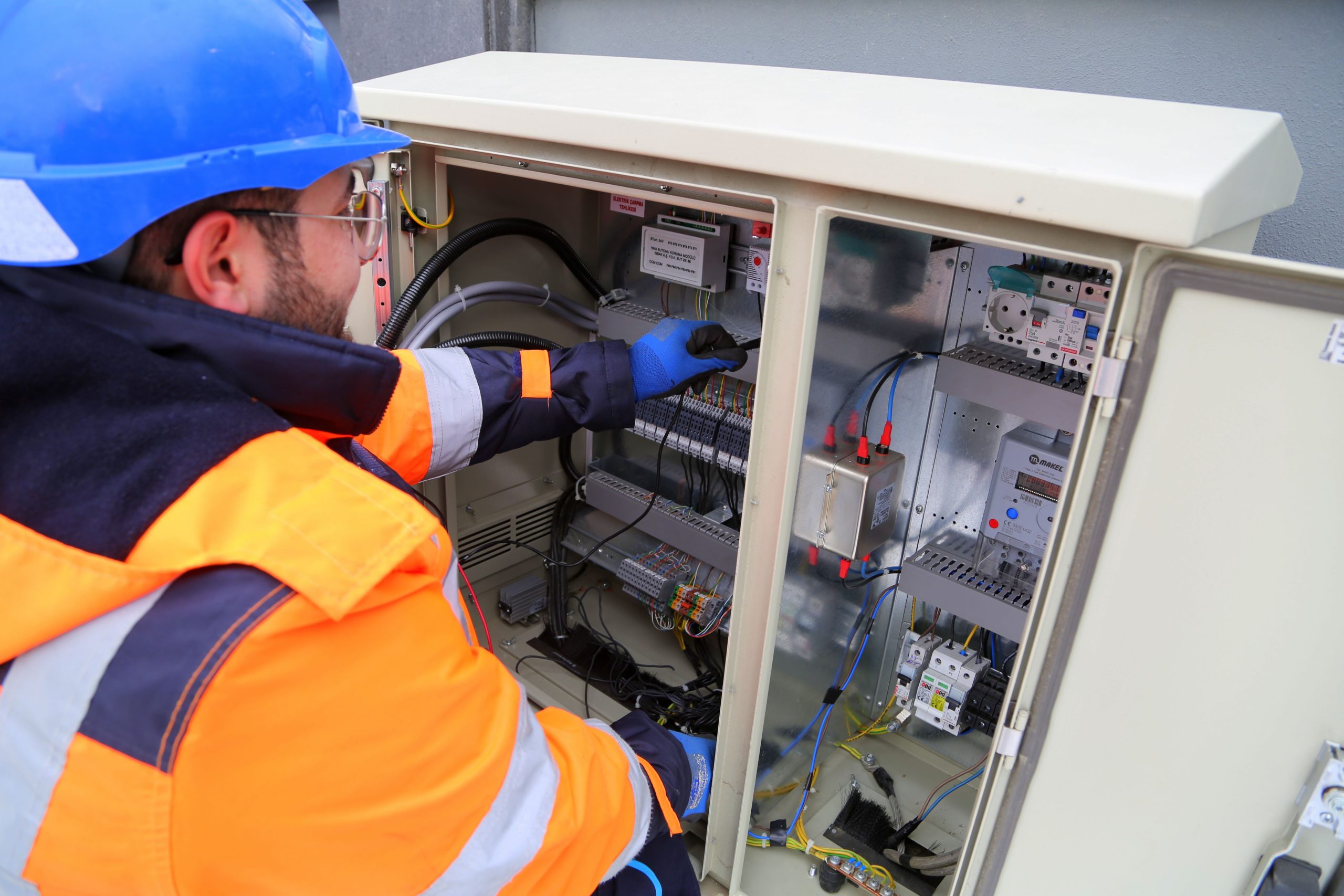 Fibra de Vidrio: seguridad eléctrica y operación en zonas húmedas (material no conductor para plataformas/pasarelas y componentes cercanos a equipos eléctricos).